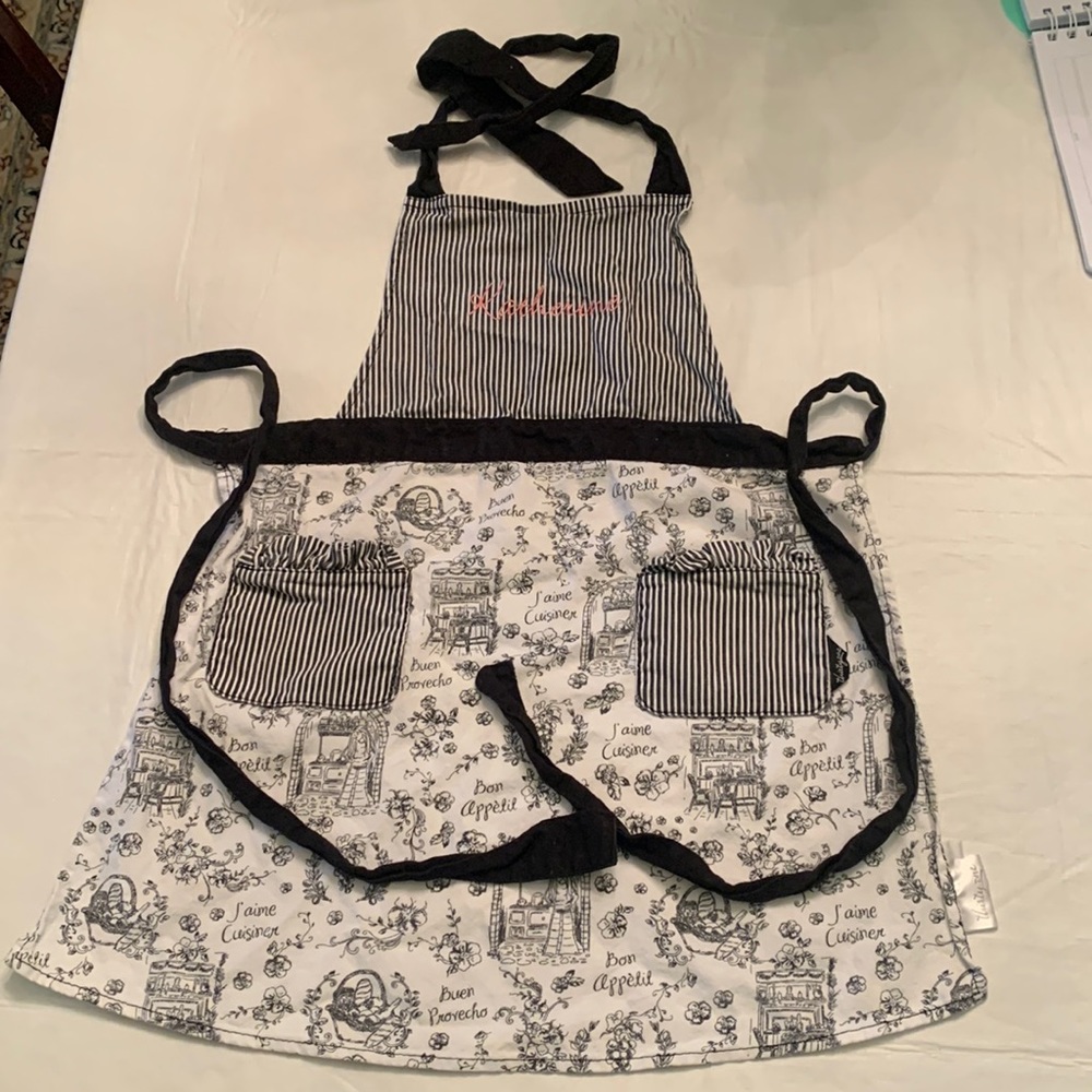 Thirty-One Child’s apron. “Katherine” embroidered in pink.